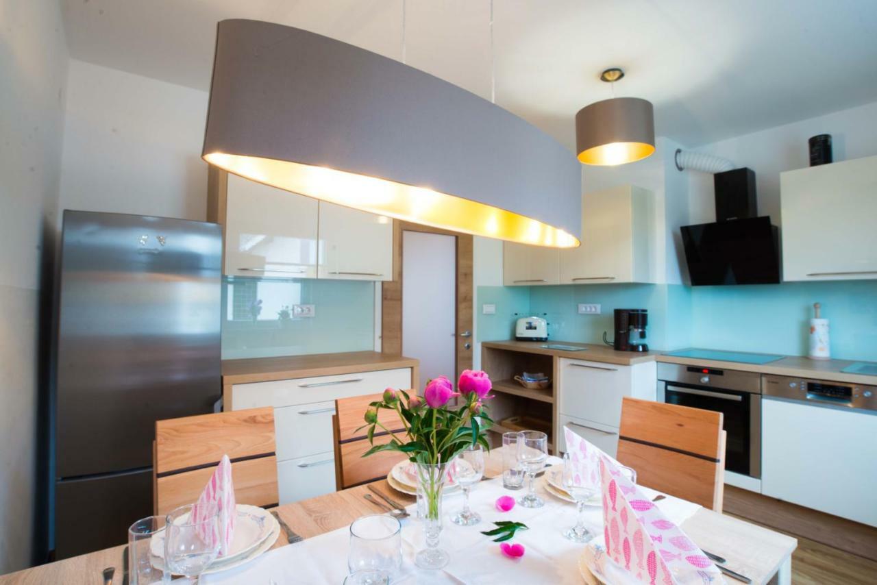 Apartma Ela *